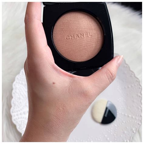 chanel warm gold highlighter swatch|POUDRE LUMIÈRE Highlighting powder 20 .